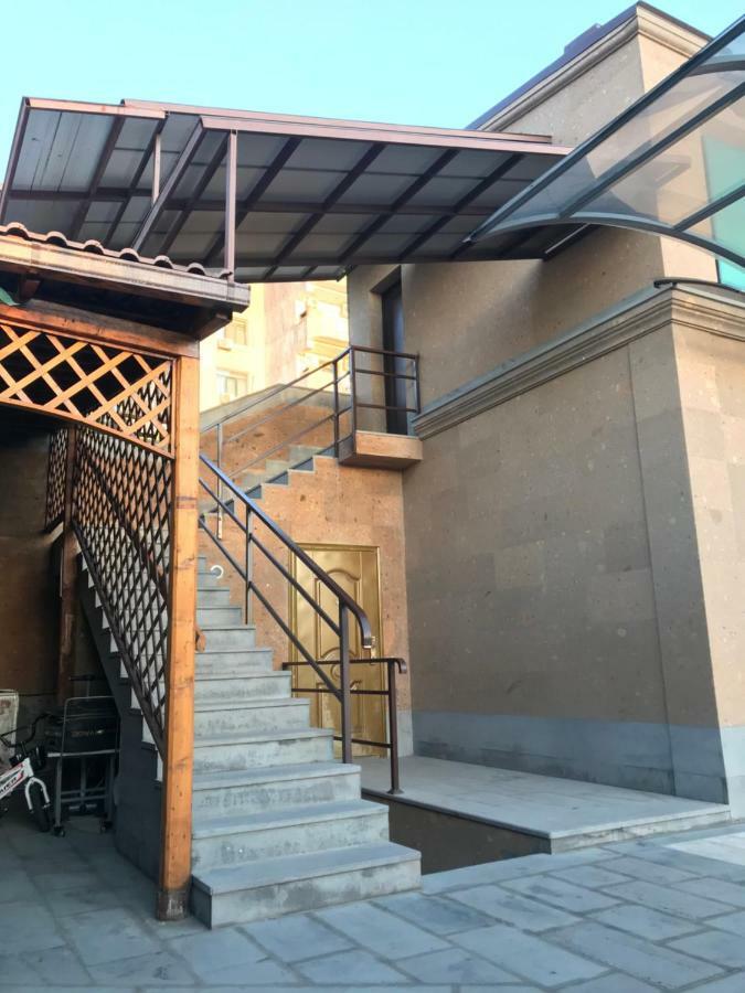 Bright Guesthouse In The Center Of Yerevan! 外观 照片